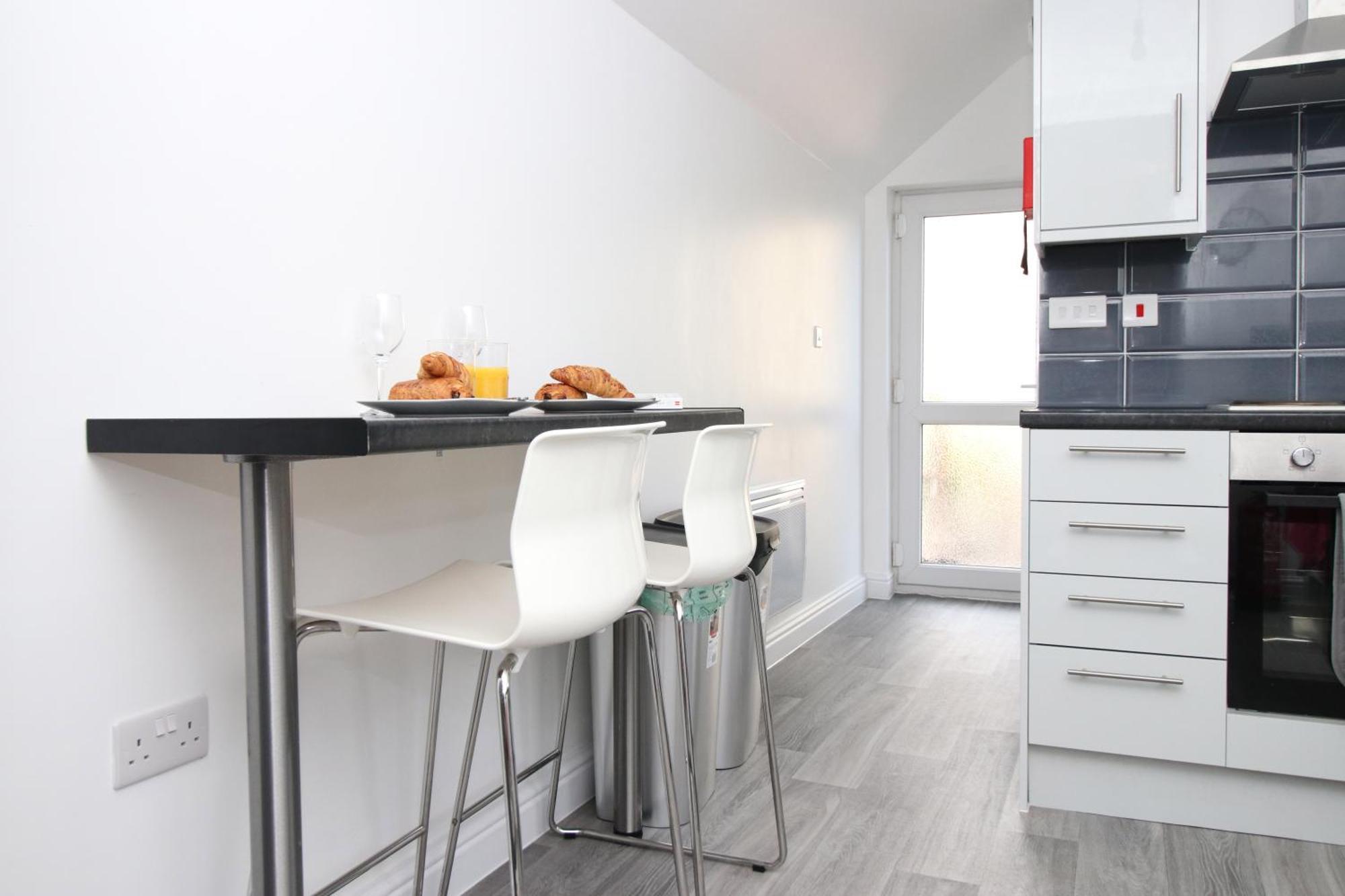 Modern Guesthouse, Fast Wi-Fi, Street Free Parking, Central, Fully Equipped Кардифф Экстерьер фото